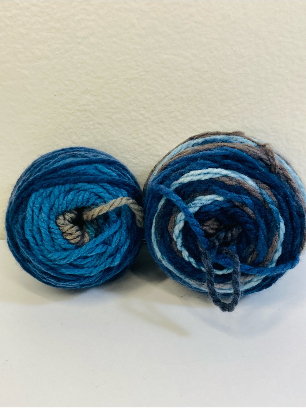140g+ Blue Variegated Chunky Yarn Cakes
